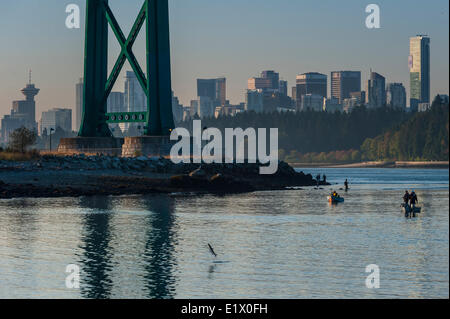 Lachs Angeln unter der Lions Gate Bridge.  Nein die springende Fische ist nicht Fotomontagen. Stockfoto