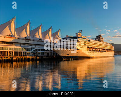 Kreuzfahrtschiff bei Sonnenaufgang. Canada Place, Vancouver, Britisch-Kolumbien, Kanada Stockfoto