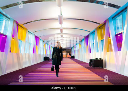 Business Woman walking Trog Flur Stockfoto