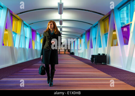 Business Woman walking Trog Flur Stockfoto