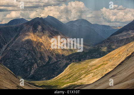 Jones-Pass wird hier mit einem Platzregen fallen Luž Wolken gesehen. Dieser Bereich befindet sich den Yukon Coast Mountains ist ungefähr 25 Stockfoto