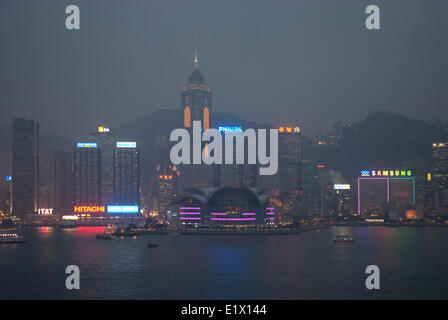 Convention Centre und Victoria Harbour in der dunstigen Dämmerung, Hong Kong Stockfoto