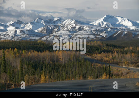 St. Elias Range in der Nähe von White River auf den Alaska Highway, Yukon Territorium, Kanada. September. Stockfoto