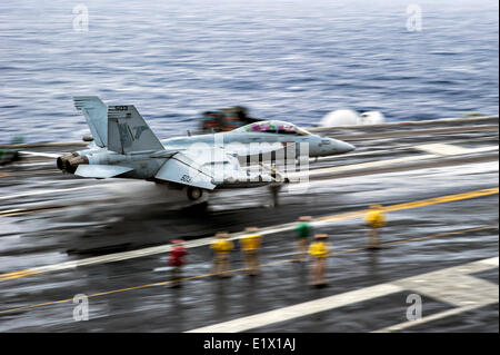 Okinawa, Japan. 9. Juni 2014. Ein Navy F/A-18F Super Hornet-Kampfflugzeuge startet aus dem Flugdeck des Flugzeugträgers USS George Washington 9. Juni 2014 vor der Küste von Okinawa, Japan. Bildnachweis: Planetpix/Alamy Live-Nachrichten Stockfoto