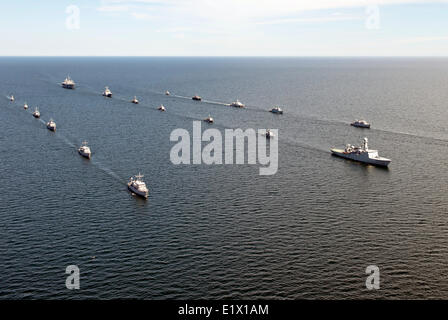 Der Ostsee. 9. Juni 2014. Marine Kriegsschiffe aus verschiedenen Nationen in der baltischen Region und den USA 6. Flottenkommando Schiff USS Mount Whitney im Gange in Bildung während der Übung Baltic Operations 9. Juni 2014 in der Ostsee ist. Bildnachweis: Planetpix/Alamy Live-Nachrichten Stockfoto