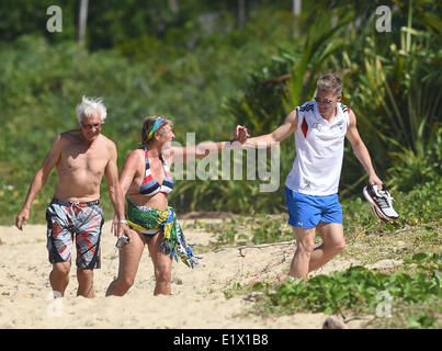 Santo André, Brasilien. 10. Juni 2014. Fußballspieler Bastian Schweinsteiger (R) Spaziergänge am Strand von Santo André, Brasilien, 10. Juni 2014. FIFA World Cup wird vom 12 Juni bis 13. Juli 2014 in Brasilien stattfinden. Foto: Marcus Brandt/Dpa/Alamy Live News Stockfoto