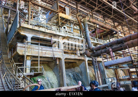 Touristen, die eine Tour durch die Britannia Mine in Sqamish, British Columbia, Kanada Stockfoto
