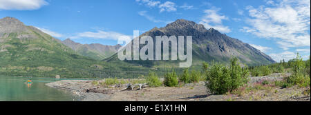 Paddeln auf Louise Lake mit Mount Worthington im Abstand, Kluane National Park, Yukon. Stockfoto