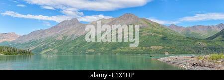 Paddeln auf Louise Lake mit Mount Worthington im Abstand, Kluane National Park, Yukon. Stockfoto