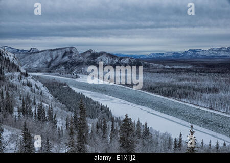 Der Yukon River ist voll von Eisbrocken, wie es treiben von Eagle Rock, in der Nähe von Carmacks, Yukon. Stockfoto