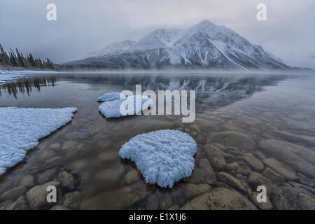 Winter setzt sich im am Kathleen Lake im Kluane National Park. König Thrones ist Parrtly in Wolken und Nebel eingehüllt. Stockfoto