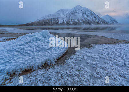 Winter setzt sich im am Kathleen Lake im Kluane National Park. König Thrones ist Parrtly in Wolken und Nebel eingehüllt. Yukon Stockfoto