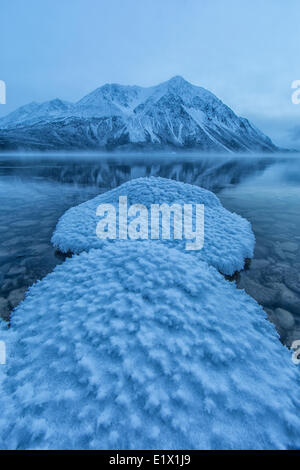 Winter setzt sich im am Kathleen Lake im Kluane National Park. König Thrones ist Parrtly in Wolken und Nebel eingehüllt. Yukon Stockfoto