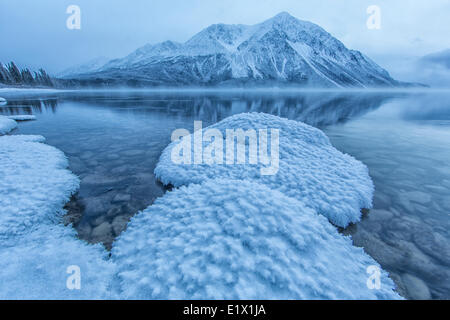 Winter setzt sich im am Kathleen Lake im Kluane National Park. König Thrones ist Parrtly in Wolken und Nebel eingehüllt. Yukon Stockfoto