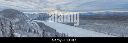 Der Yukon River ist voll von Eisbrocken, wie es treiben von Eagle Rock, in der Nähe von Carmacks, Yukon. Stockfoto