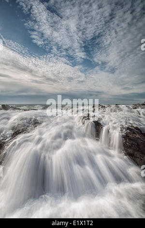 Wellen über die Felsen auf Botanical Beach, Port Renfrew, Vancouver Island, British Columbia, Kanada. Stockfoto