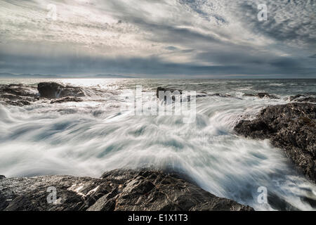 Wellen über die Felsen auf Botanical Beach, Port Renfrew, Vancouver Island, British Columbia, Kanada. Stockfoto