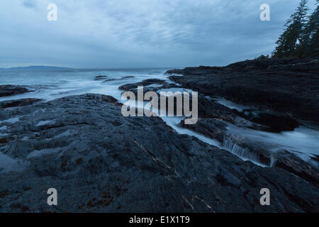 Wellen über die Felsen auf Botanical Beach, Port Renfrew, Vancouver Island, British Columbia, Kanada Stockfoto