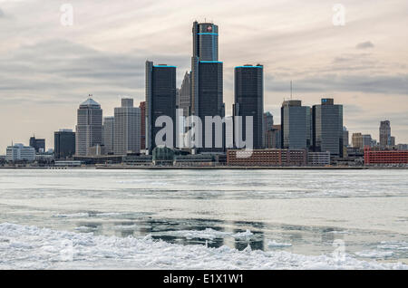 Stadt von Detroit in den Vereinigten Staaten von Amerika und Detroit Fluß im Winter aus Windsor, Ontario, Kanada. Stockfoto