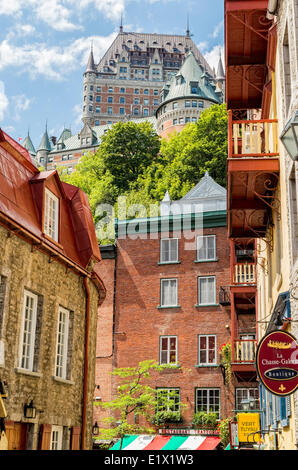 Alten historischen Gebäuden in der Altstadt von Quebec mit Chateau Frontenac im Hintergrund. Quebec, Kanada. Stockfoto