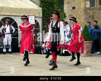 Tänzer von der Morris Tanz-Gruppe "Ragged und alten Morris" Tanzen an einem Ort in der Nähe von Winchcombe, Gloucestershire. Stockfoto