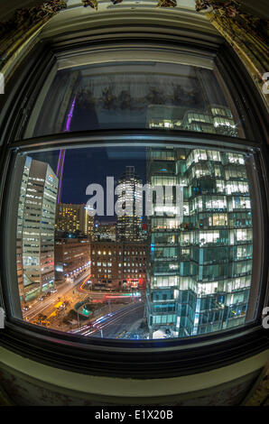 Hotel Zimmer Fenster mit Blick auf Downtown Toronto und der CN Tower in der Nacht, Toronto, Ontario, Kanada Stockfoto