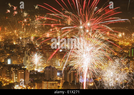 Eine Ausstellung, eine Minute von Silvester-Feuerwerk über Cochabamba, Bolivien. Stockfoto