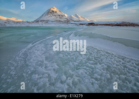 Die gefrorenen Blackstone River mit Anglecomb Gipfel in der Ferne, Dempster Highway, Yukon. Stockfoto