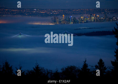 Lions Gate Bridge und der Innenstadt von Vancouver im Nebel bei Nacht, Vancouver, & Berge Küstenregion. British Columbia, Kanada Stockfoto