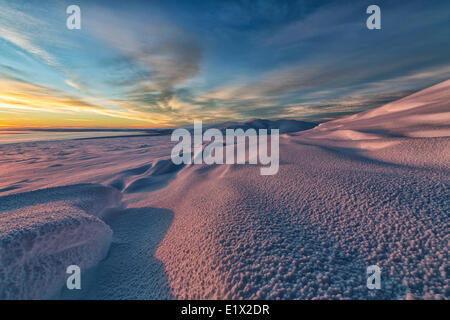 Späten Nachmittag Licht erhellt die schneebedeckten Flanken des Crow-Gebirges, in der Nähe von Old Crow, Yukon. Stockfoto