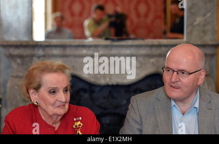 Prag, Tschechische Republik. 10. Juni 2014. Tschechische Minister für Kultur Daniel Herman trifft ehemalige US-Außenministerin Madeleine Albright ihre Shoah Memorial Prag in Prag, Tschechische Republik, 10. Juni 2014 präsentieren. Bildnachweis: Katerina Sulova/CTK Foto/Alamy Live-Nachrichten Stockfoto