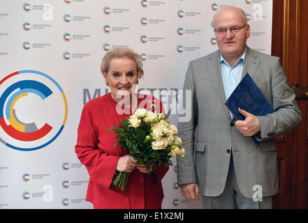 Prag, Tschechische Republik. 10. Juni 2014. Tschechische Minister für Kultur Daniel Herman trifft ehemalige US-Außenministerin Madeleine Albright ihre Shoah Memorial Prag in Prag, Tschechische Republik, 10. Juni 2014 präsentieren. Bildnachweis: Katerina Sulova/CTK Foto/Alamy Live-Nachrichten Stockfoto