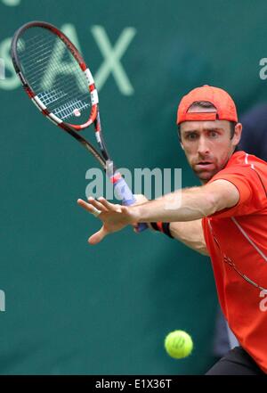 Deutsche Tennisspielerin Benjamin Becker in Aktion während der 1. Vorrundenspiel gegen französische Tennisspielerin Monfils beim ATP-Turnier in Halle (Westfalen), Deutschland, 10. Juni 2014. Foto: OLIVER KRATO/dpa Stockfoto