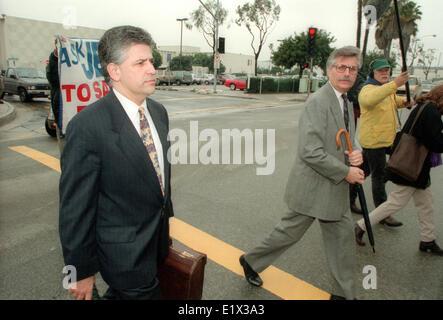 27. Januar 1997 - Santa Monica, Kalifornien, USA - Ron Goldman Vater FRED GOLDMAN (R) und Rechtsanwalt Anwalt DANIEL PETROCELLI am Gericht für den Zivilprozess OJ kommen. Am 12. Juni 1994 wurden Simpson es Ex-Frau Nicole (geb. 19. Mai 1959) und Freund Ron erstochen. O.J. wurde am 17. Juni nach der berühmten weißen Bronco Autobahn Chase verhaftet. OJ 2 Grafen von Mord ersten Grades konfrontiert und wurde nicht für schuldig befunden bei der Verhandlung (1/24-10/3/1995). Ein Zivilprozess (10/23/1996-2/4/1997) fand OJ für die Morde verantwortlich und zuständig für 8,5 Millionen US-Dollar Schadensersatz von Brown und Goldman aufgeteilt werden Stockfoto