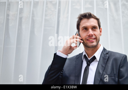 Geschäftsmann mit Handy Stockfoto