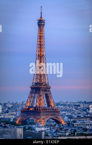 Paris - 1 September: Eiffelturm in der Dämmerung wie vom Arc de Triomphe auf 1. September 2013 in Paris, Frankreich Stockfoto