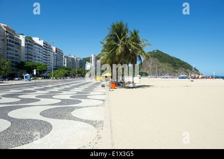 Copacabana Strand Rio de Janeiro Brasilien Skyline mit berühmten Bürgersteig Fliesen-Muster Stockfoto