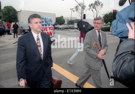 27. Januar 1997 - Santa Monica, Kalifornien, USA - Ron Goldman Vater FRED GOLDMAN (R) und Rechtsanwalt Anwalt DANIEL PETROCELLI (L) am Gericht für den Zivilprozess OJ kommen. Am 12. Juni 1994 wurden Simpson es Ex-Frau Nicole (geb. 19. Mai 1959) und Freund Ron erstochen. O.J. wurde am 17. Juni nach der berühmten weißen Bronco Autobahn Chase verhaftet. OJ 2 Grafen von Mord ersten Grades konfrontiert und wurde nicht für schuldig befunden bei der Verhandlung (1/24-10/3/1995). Ein Zivilprozess (10/23/1996-2/4/1997) fand OJ für die Morde verantwortlich und zuständig für 8,5 Millionen US-Dollar Schadensersatz von Brown und Gol aufgeteilt werden Stockfoto