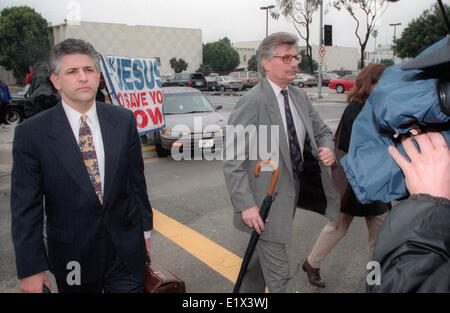 27. Januar 1997 - Santa Monica, Kalifornien, USA - Ron Goldman Vater FRED GOLDMAN (R) und Rechtsanwalt Anwalt DANIEL PETROCELLI (L) am Gericht für den Zivilprozess OJ kommen. Am 12. Juni 1994 wurden Simpson es Ex-Frau Nicole (geb. 19. Mai 1959) und Freund Ron erstochen. O.J. wurde am 17. Juni nach der berühmten weißen Bronco Autobahn Chase verhaftet. OJ 2 Grafen von Mord ersten Grades konfrontiert und wurde nicht für schuldig befunden bei der Verhandlung (1/24-10/3/1995). Ein Zivilprozess (10/23/1996-2/4/1997) fand OJ für die Morde verantwortlich und zuständig für 8,5 Millionen US-Dollar Schadensersatz von Brown und Gol aufgeteilt werden Stockfoto