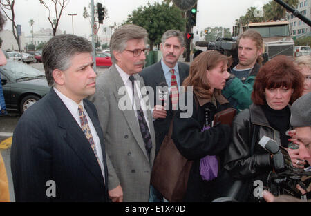 27. Januar 1997 - Santa Monica, Kalifornien, USA - Ron Goldman Vater FRED GOLDMAN (C) und Rechtsanwalt Anwalt DANIEL PETROCELLI (L) am Gericht für den Zivilprozess OJ kommen. Am 12. Juni 1994 wurden Simpson es Ex-Frau Nicole (geb. 19. Mai 1959) und Freund Ron erstochen. O.J. wurde am 17. Juni nach der berühmten weißen Bronco Autobahn Chase verhaftet. OJ 2 Grafen von Mord ersten Grades konfrontiert und wurde nicht für schuldig befunden bei der Verhandlung (1/24-10/3/1995). Ein Zivilprozess (10/23/1996-2/4/1997) fand OJ für die Morde verantwortlich und zuständig für 8,5 Millionen US-Dollar Schadensersatz von Brown und Gol aufgeteilt werden Stockfoto