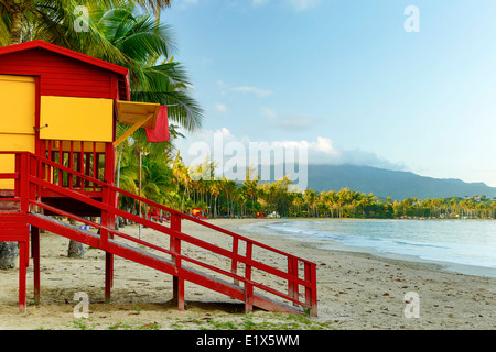 Rettungsschwimmer Haus, Luquillo Public Beach und El Yunque eingehüllt in Wolken, Luquillo, Puerto Rico Stockfoto