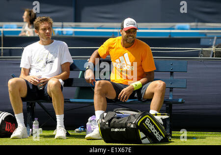 Nicolas Mahut (Frankreich) und Jo-Wilfried Tsonga (Frankreich) beobachten anderer Spieler auf die Praxis Gerichte, Queens Club, 2014 Stockfoto