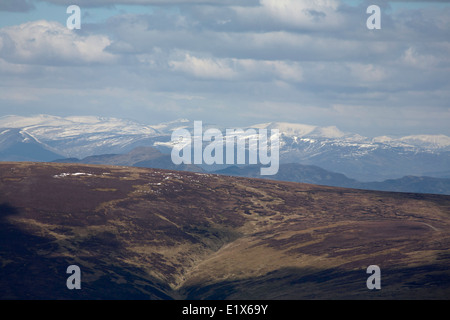 Fernsicht auf den Schnee bedeckt Cairngorm Berge und Nationalparks vom Gipfel des Ben Chonzie Crieff Perthshire Schottland Stockfoto