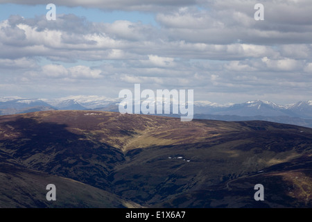 Fernsicht auf den Schnee bedeckt Cairngorm Berge und Nationalparks vom Gipfel des Ben Chonzie Crieff Perthshire Schottland Stockfoto