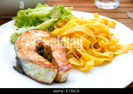 Lachs Mit Nudeln Und Salat Stockfoto