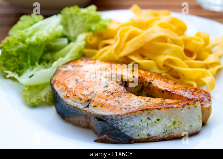 Lachs Mit Nudeln Und Salat Stockfoto