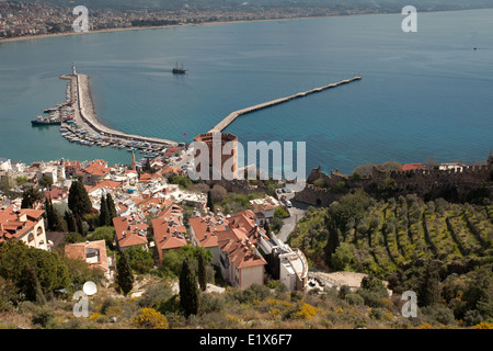 Blick vom bergauf: Alanya Hafen und roter Turm Stockfoto