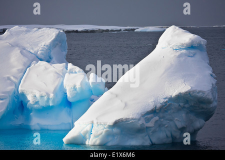 Riesige Eisberge in der Antarktis, blauer Himmel, azurblaues Wasser, sonnigen Tag Stockfoto