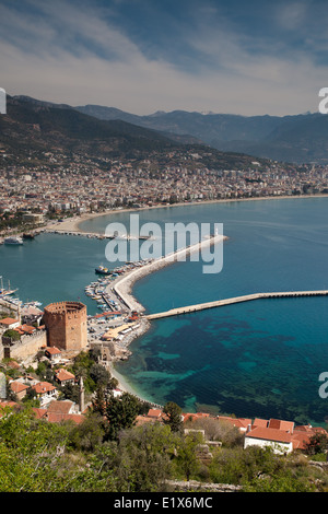 Blick vom bergauf: Alanya Hafen und roter Turm Stockfoto