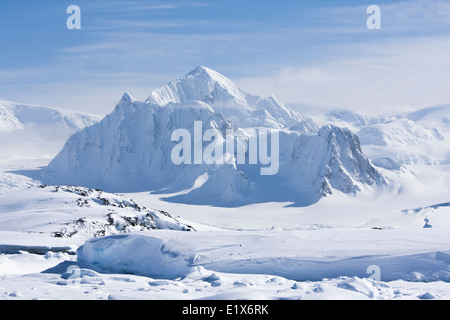 Berggipfel ist mit weißen Schnee in der Antarktis bedeckt. Stockfoto